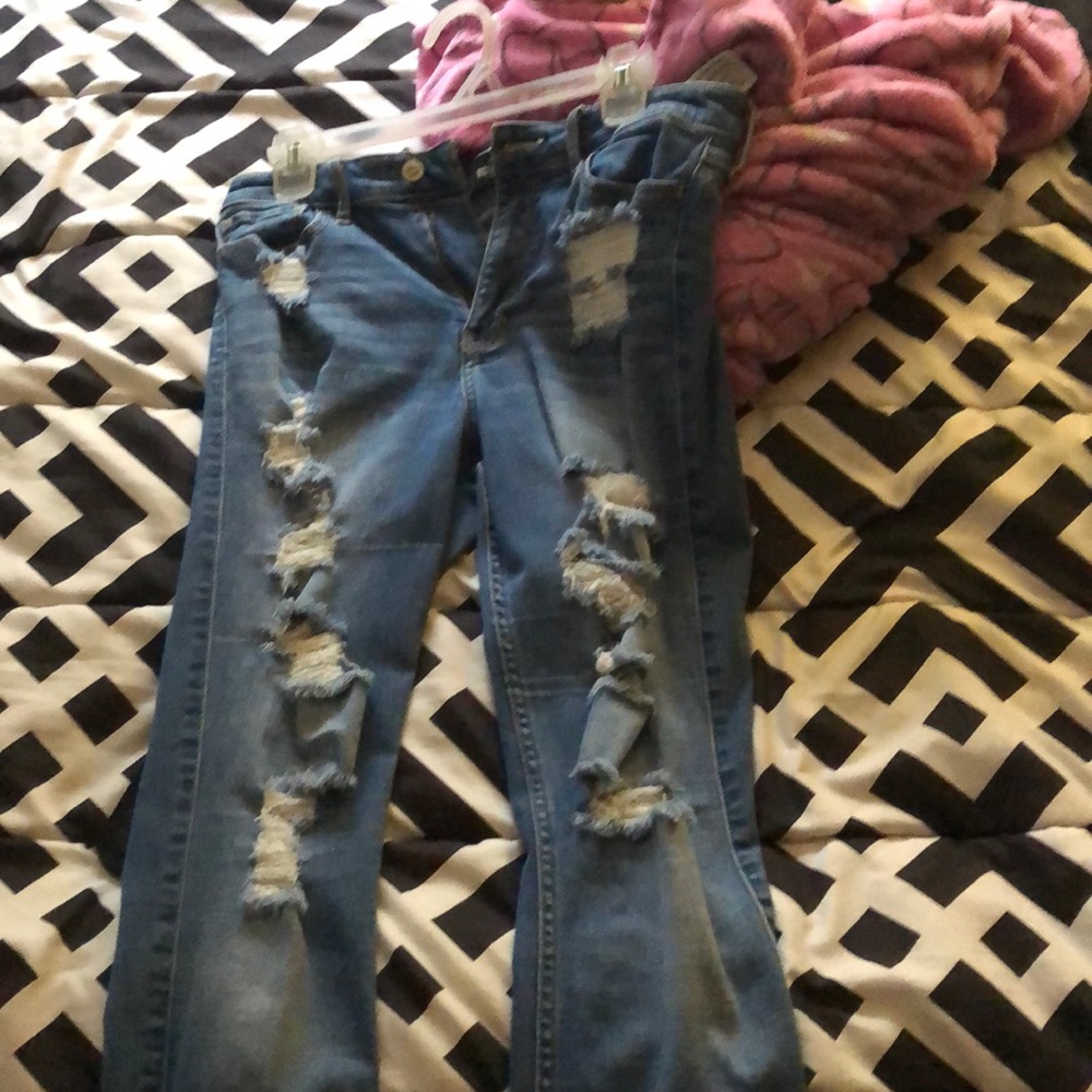 Ripped blue jean skinny jeans